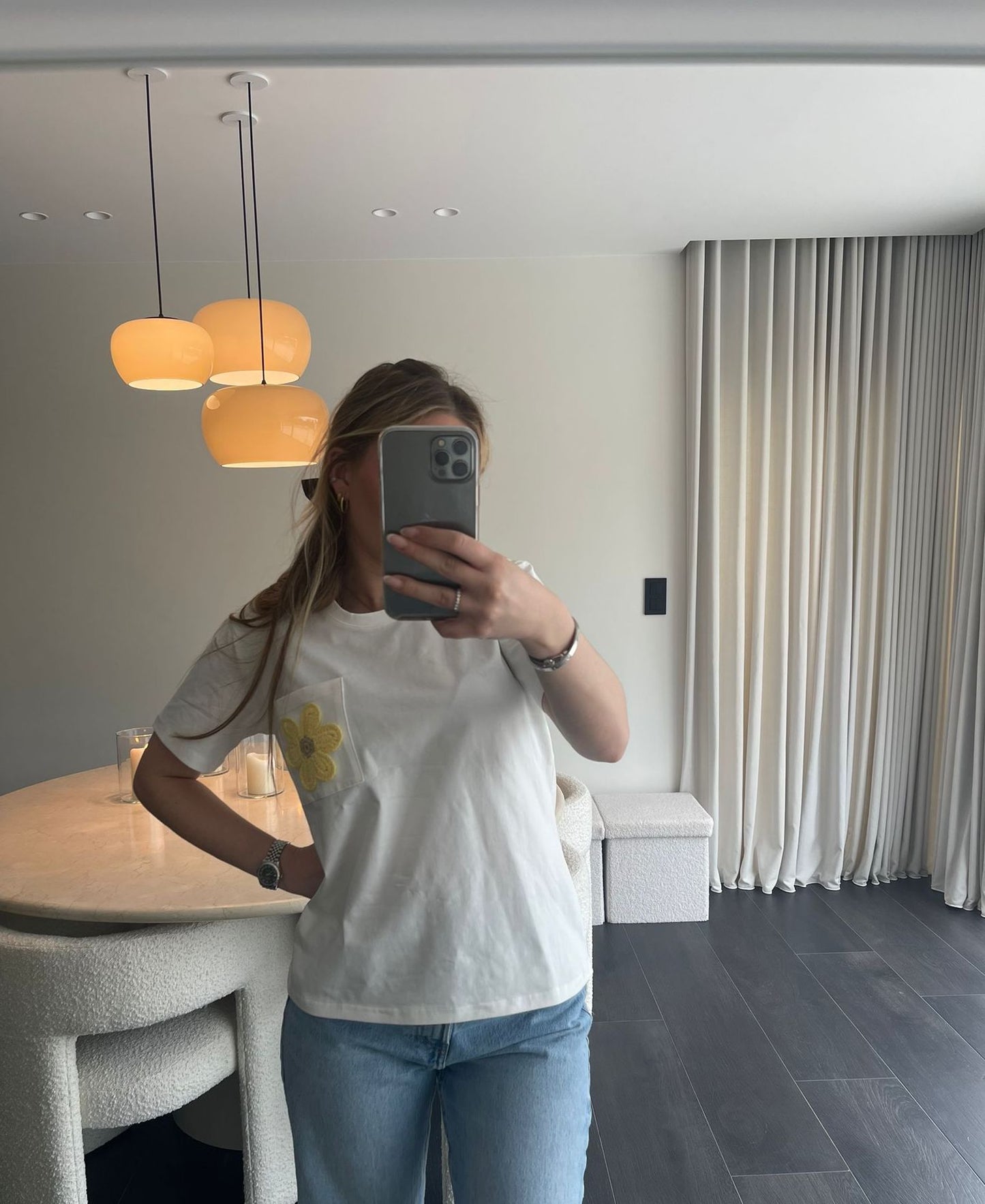 T-shirt à fleur brodée