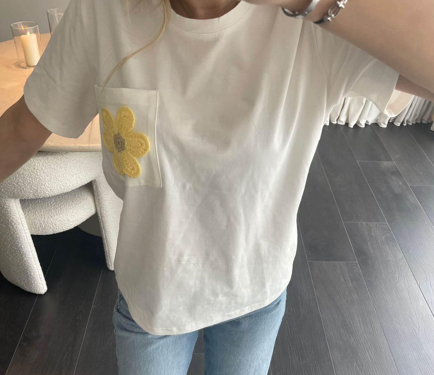 T-shirt à fleur brodée